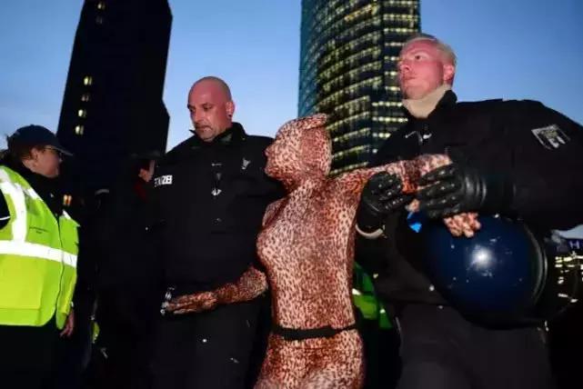 伦敦大混乱！*威示**者“血染”财政部，躺尸唐宁街，这是要上天？