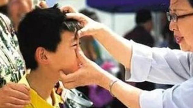 儿子误把502滴眼睛,宝妈反应迅速医生夸奖,但家长不能跟一辈子