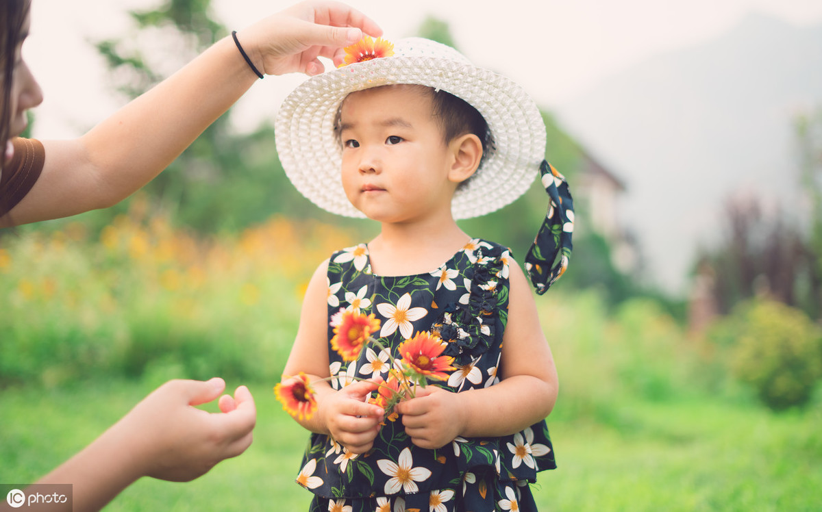 孩子外出不听话安全教育,儿童安全教育不随意给陌生人开门