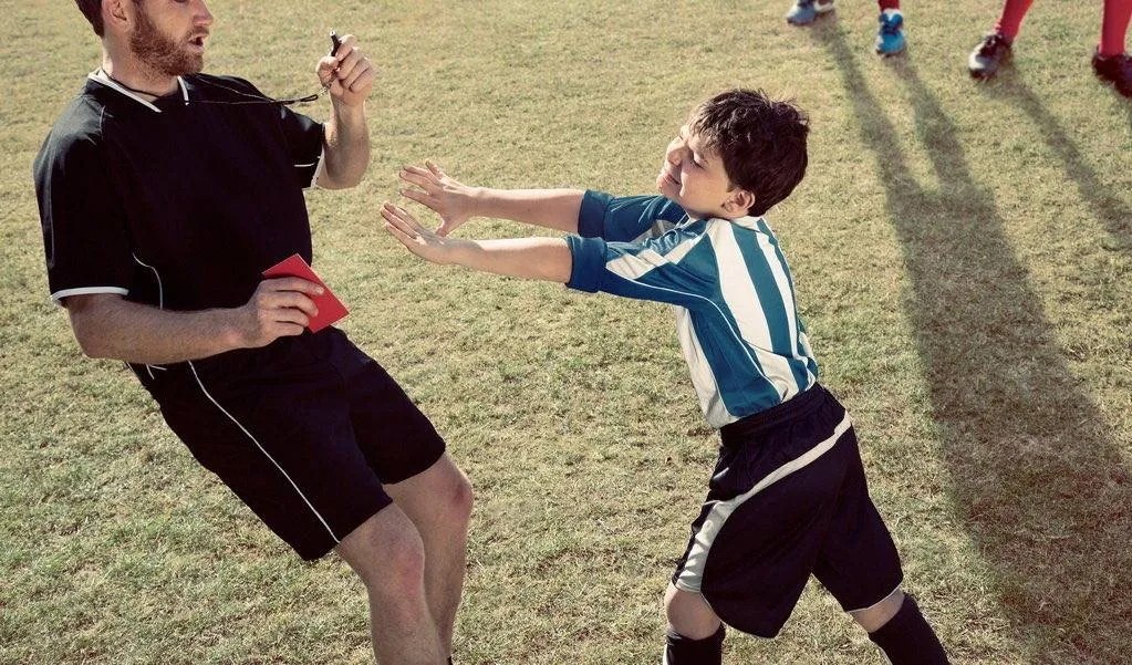 儿童足球搞笑名场面,足球的经典名场面