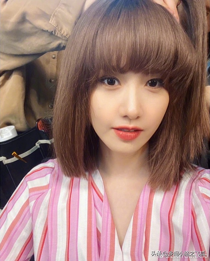 林允儿短发造型更显清新气质,林允儿短发西装铁锁耳环走路带风