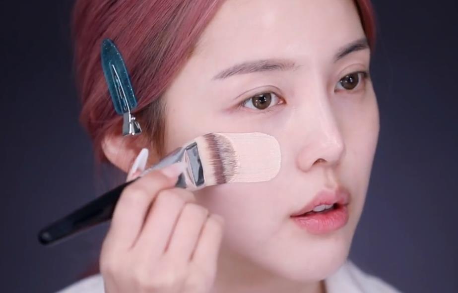 出门尽量化淡妆的方法,女人淡妆的正确化妆方法