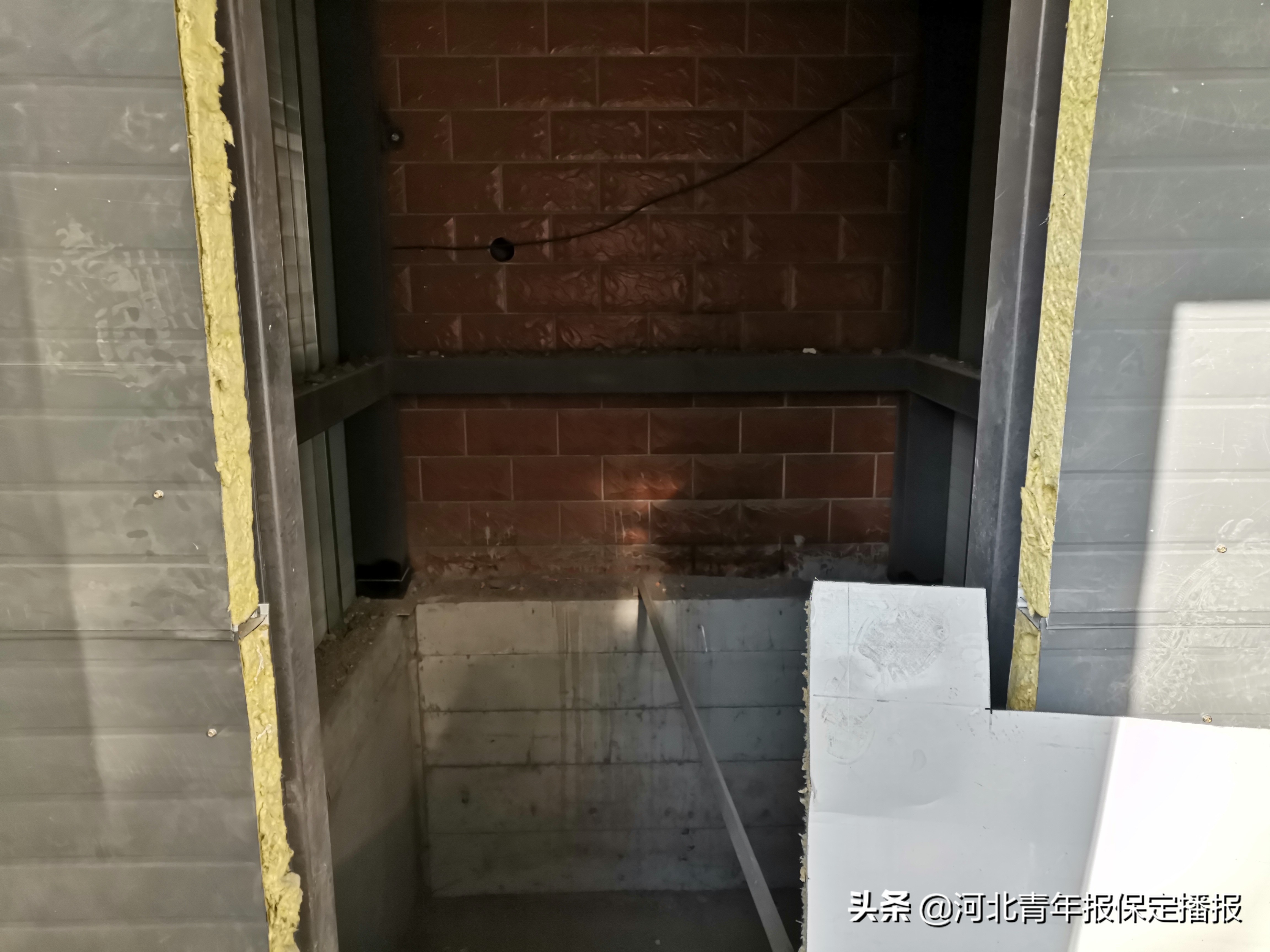 保定一医院在居民小区前布设外挂电梯，附近居民怀疑其为违章搭建