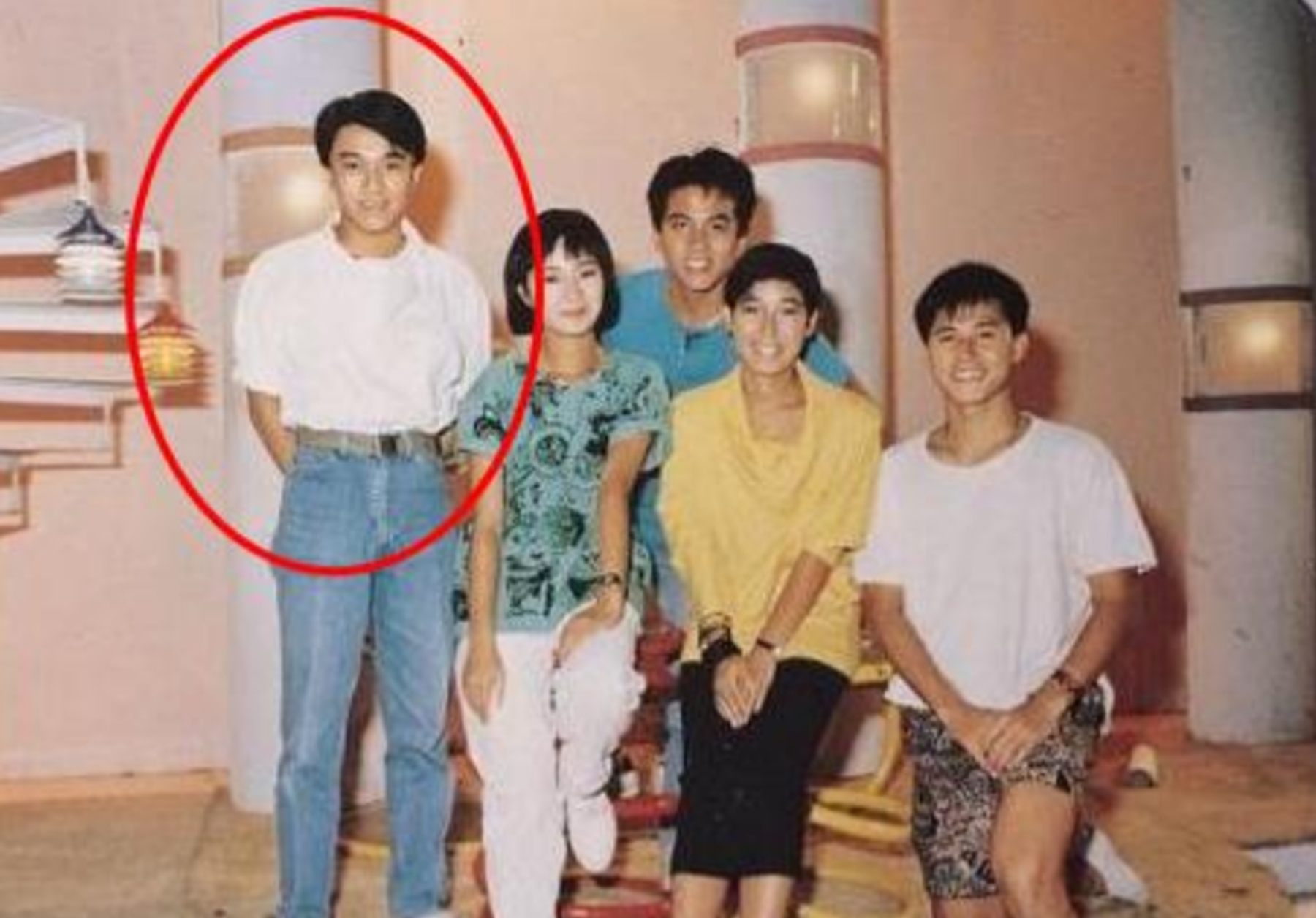 周星驰和邓超美人鱼,周星驰美人鱼和大家合影