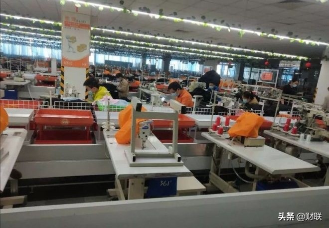 鞋企砸广告，花1多亿打败耐克，两次失误跌落神坛，现市值19亿