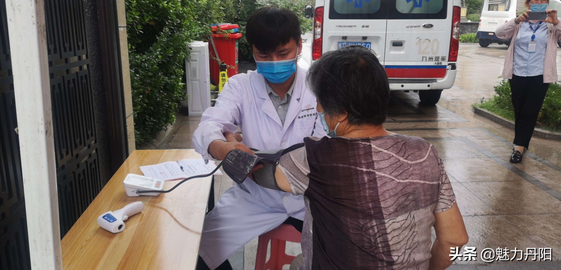 我为群众办实事送温暖进社区活动,我为群众办实事送医下乡