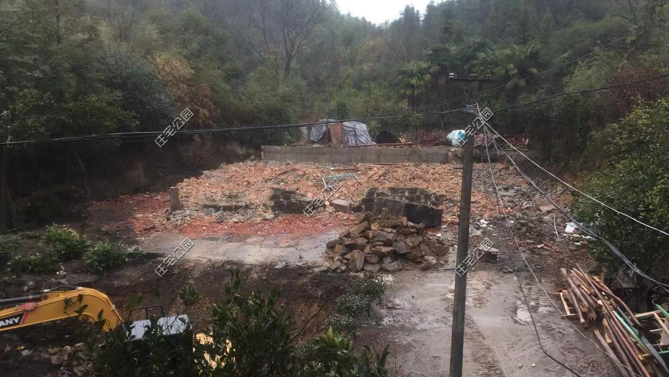 这栋农村别墅到底盖得有多好？光基础就花30吨水泥，惊艳十里八乡