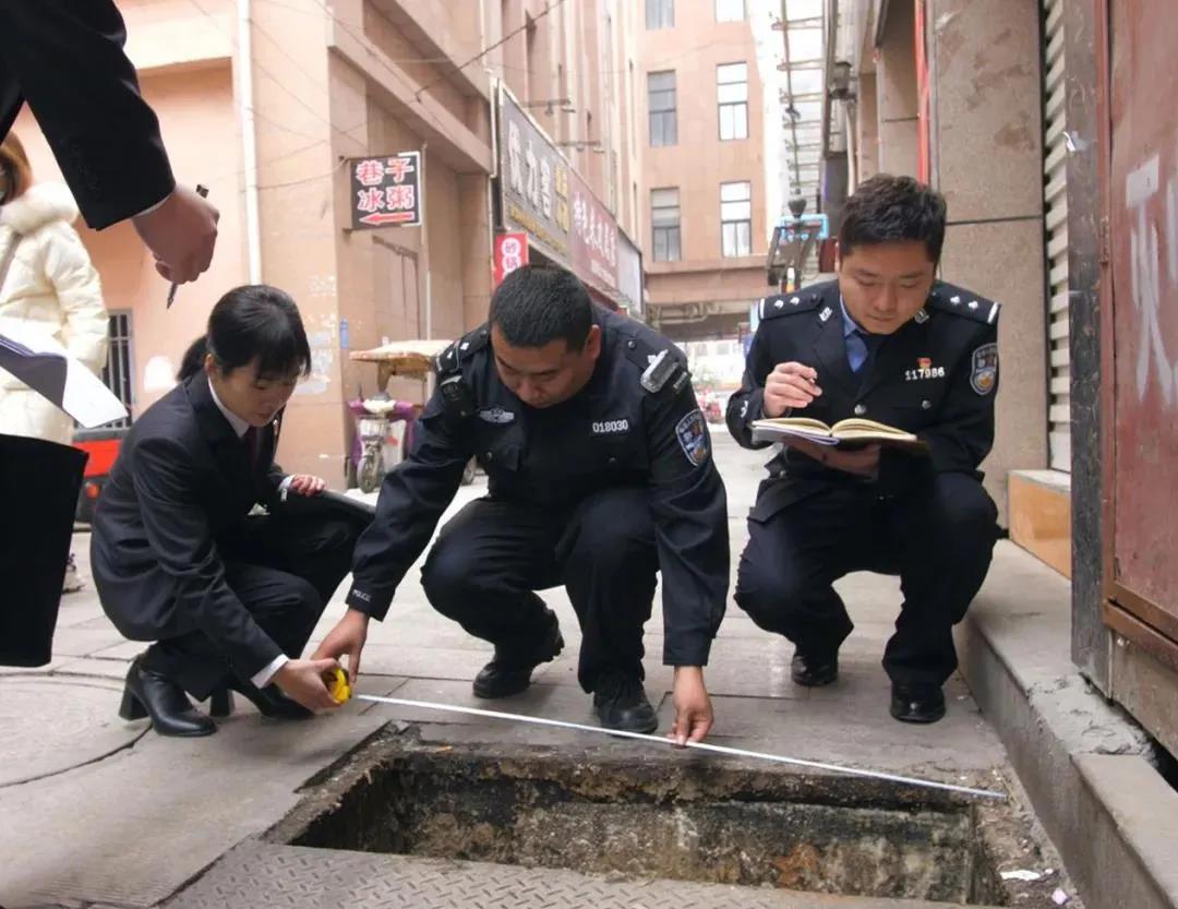 检察建议守护群众脚底下的安全,以案释法偷窨井盖可构成严重犯罪