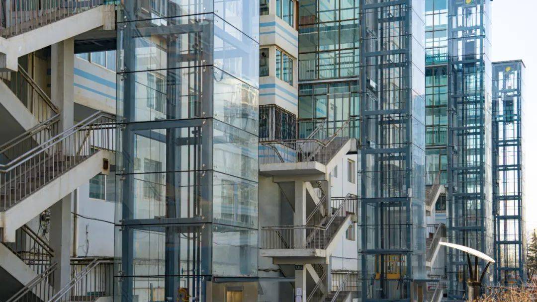 老旧小区加装电梯对车库造成影响,可以直接在车库顶加装电梯吗