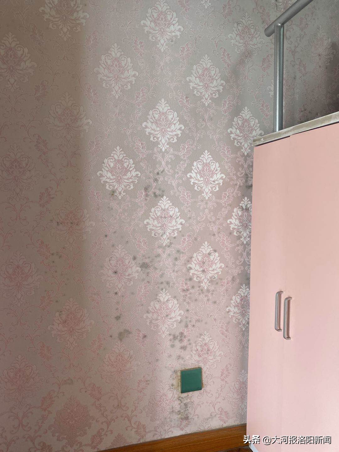 楼上漏水天花板墙纸发霉,顶楼屋内墙体发霉