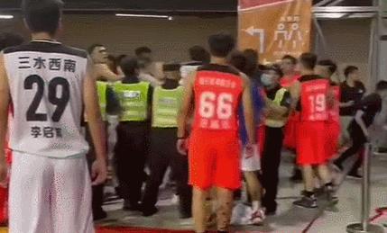 篮球比赛上打架事件,篮球比赛打架事件