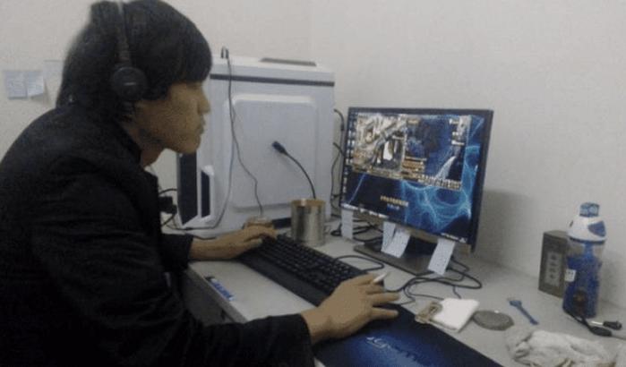 三个小伙出租屋通宵玩电脑,三个小伙合伙