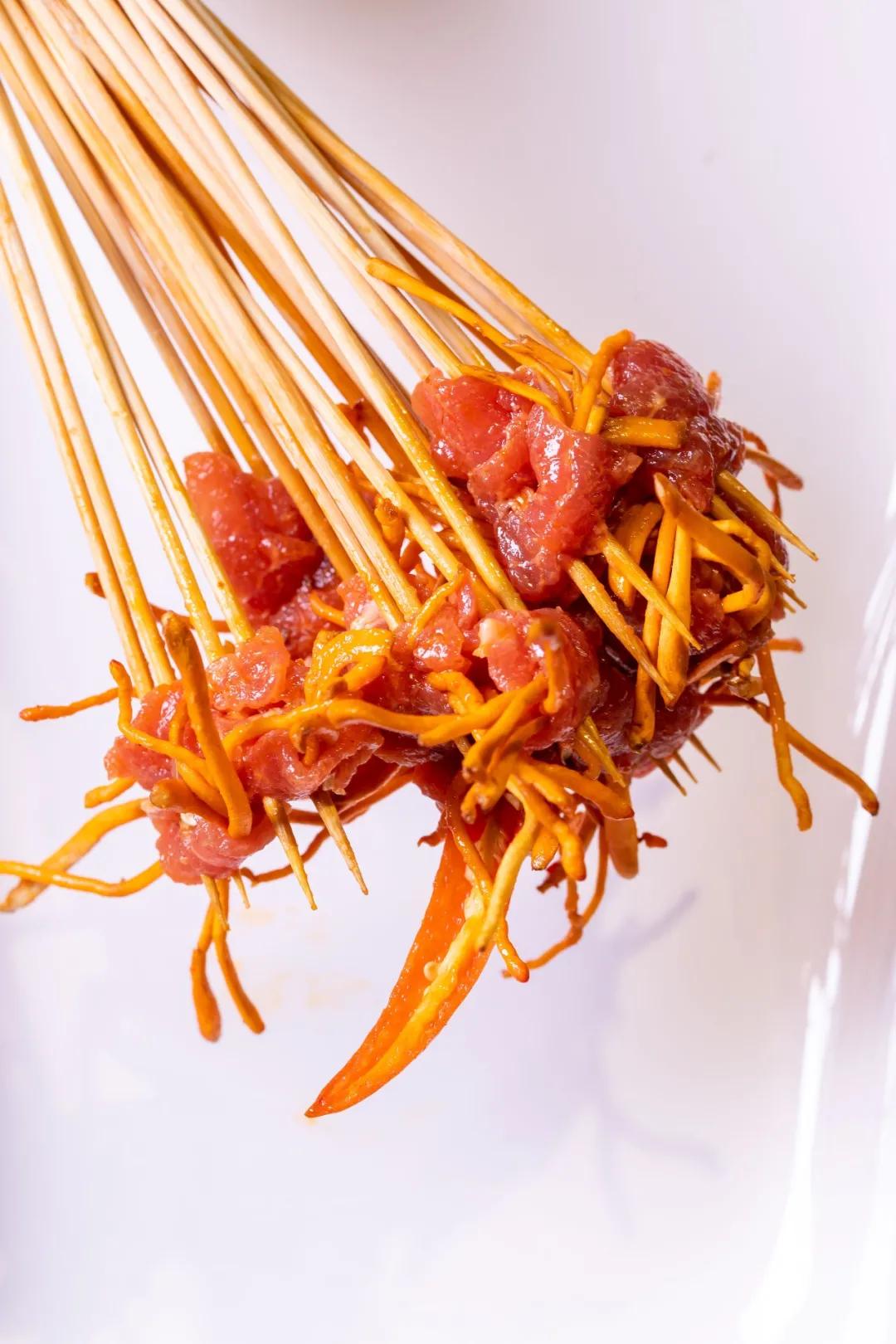 只此一家的牛腩串串火锅C位出道，19块9请你放肆开涮