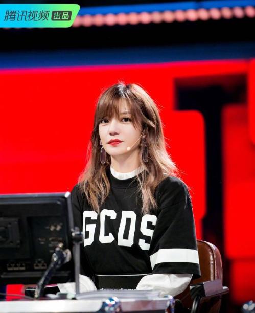 43岁赵薇最新机场秀,赵薇新节目