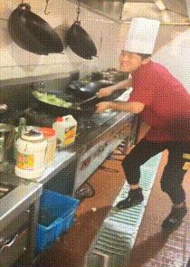 狗子搞笑gif,足球搞笑gif动图