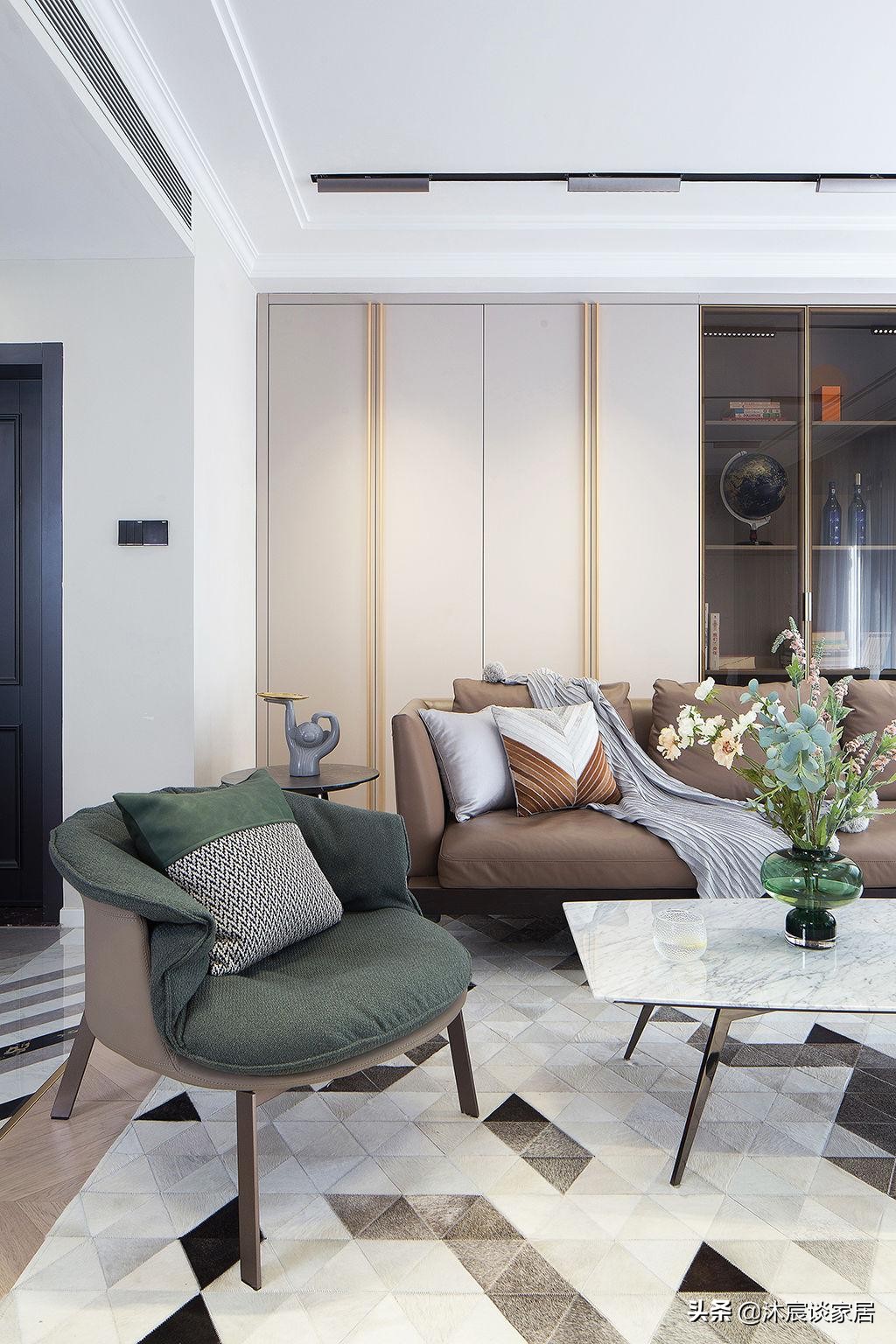 她将全屋吊顶拉平,衣柜采用“二八定律”,非常时尚大气,晒一晒