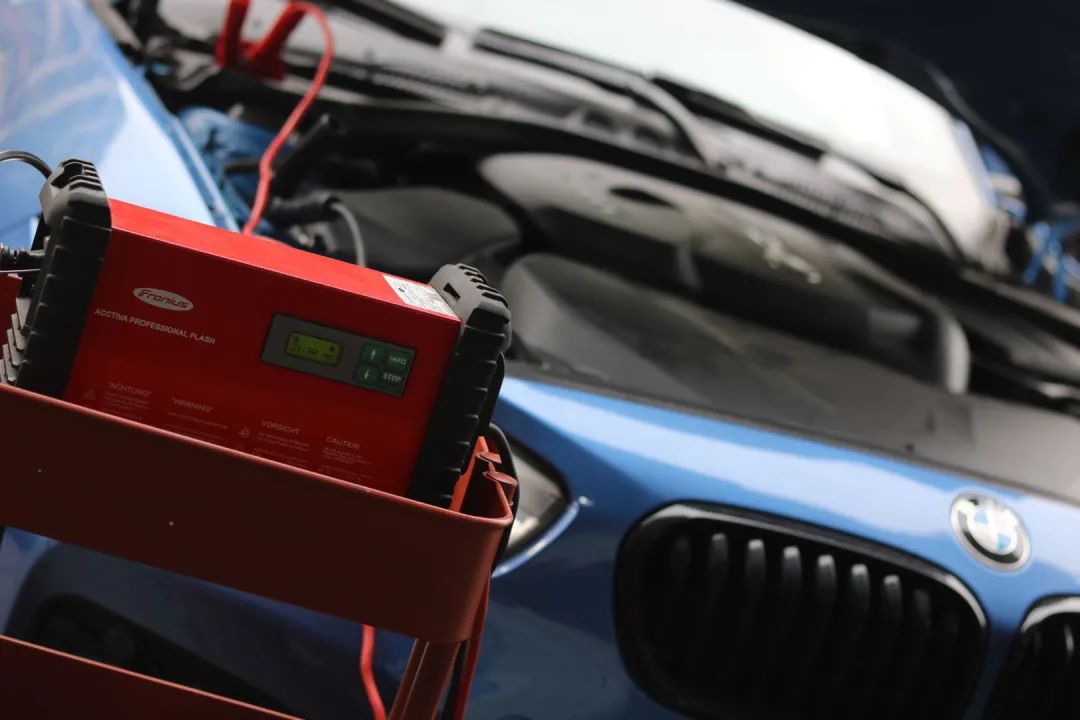 怪兽改造跑车视频,宝马f20120改装