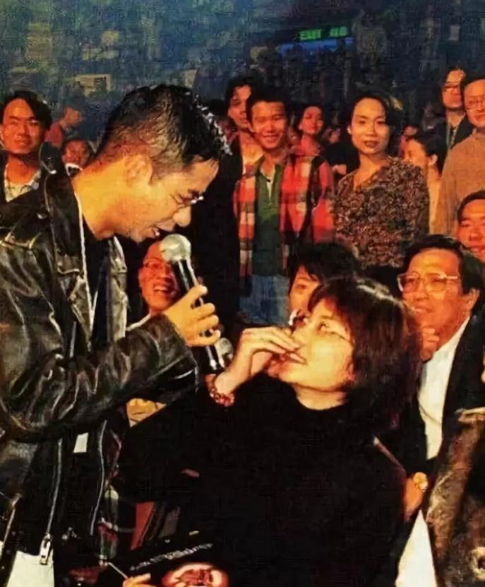 49岁窦唯和自己铁粉三婚俗掉了？这位“王菲前夫”从没成过仙啊！