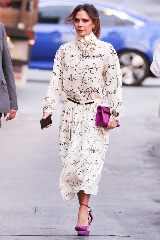 贝嫂深蓝色风衣大衣搭配,驼色贝嫂裤穿搭秋冬