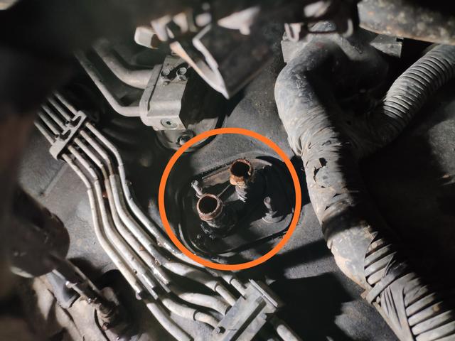 17万公里的起亚狮跑暖风水管突然爆裂，车主表示从没使用过防冻液