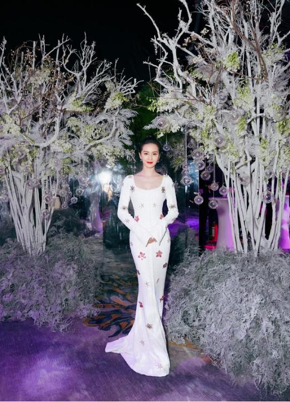 刘诗诗真是天赐的好气质，紧身裙造型真惹眼，高贵的样子真美