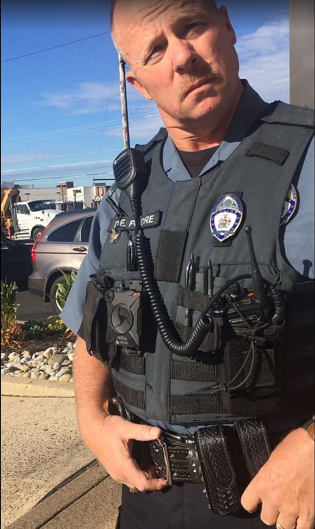 黑人女子商店免费蹭wifi因没买东西店主报警驱赶