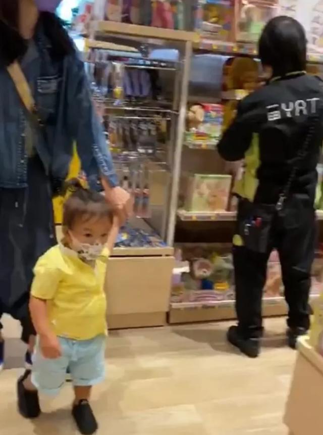 张柏芝三胎儿子正面照,最近张柏芝三胎儿子的照片