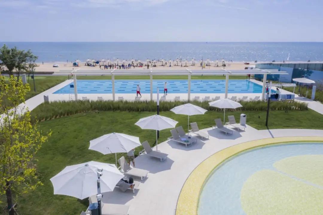 夏日泳池风景,夏日玩水胜地无边际泳池