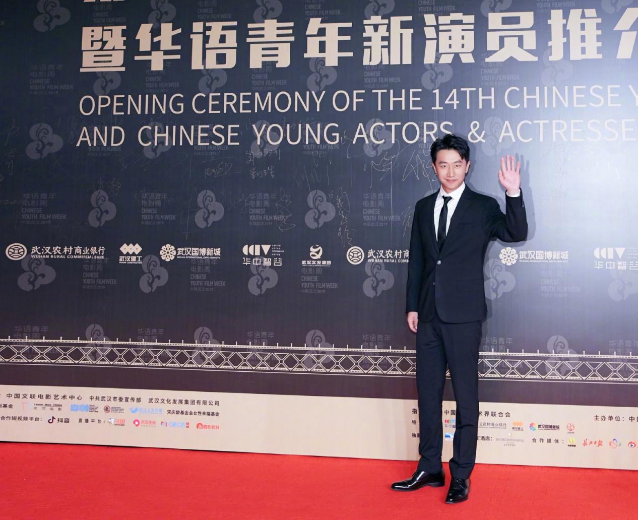 看过黄轩的西装造型，才知道什么是“霸总本霸”，禁欲又绅士