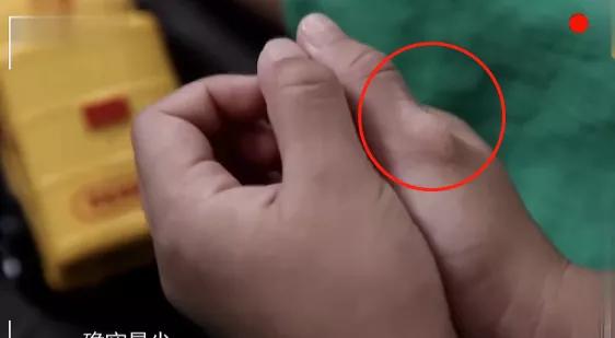 儿子竟然吃了自己的屎！为什么不管啥，孩子都想尝一尝？