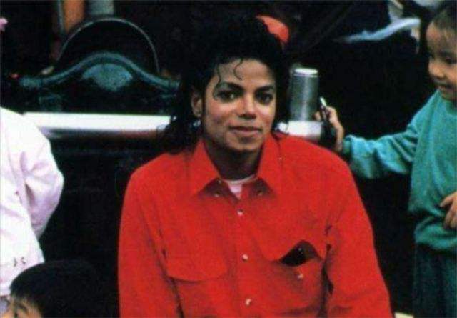 迈克尔杰克逊来中国的珍贵影像,迈克尔杰克逊离开时背后疑点