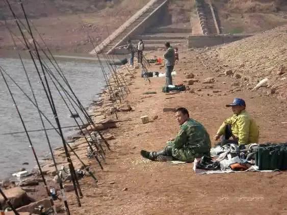 为什么众人对钓鱼有另类的看法,很多人对海竿钓法不屑一顾