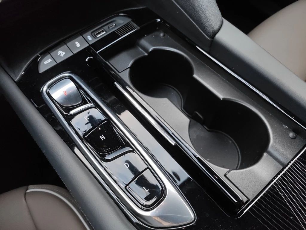 四驱车和雪地胎哪个更安全,四驱与雪地胎哪个更稳