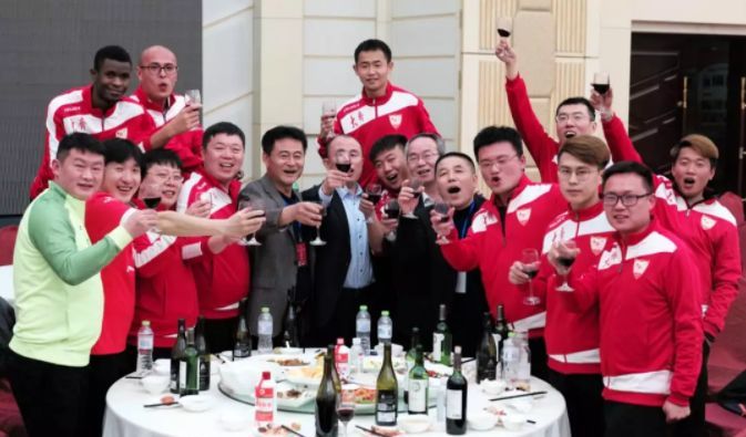 身披青岛淄博商会战袍这支球队从家乡异地商会走向全省足球冠军