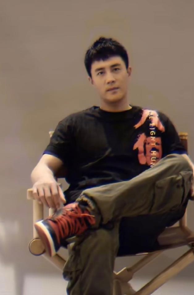 太瘦了！39岁演员杜淳罕见营业，粉丝称分不清他与老爸杜志国