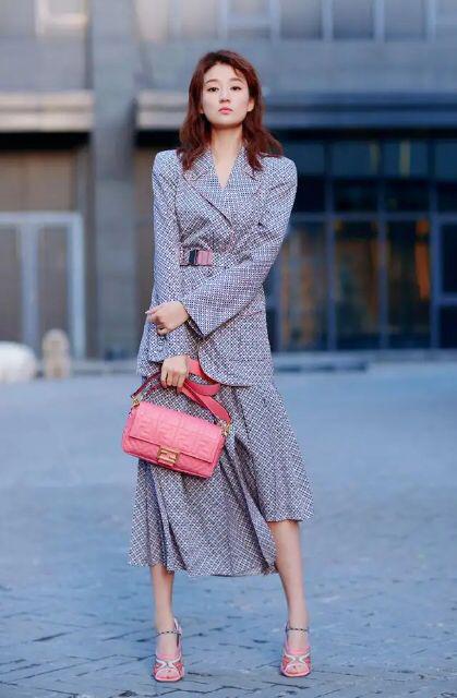 乔欣白衬衣搭配牛仔裤,乔欣白色衬衫搭牛仔裤