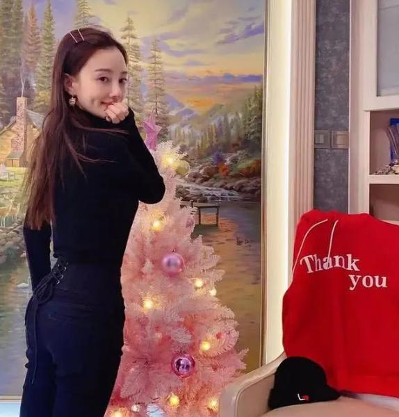 国足球星与李小璐是好朋友？二人以姐妹相称，网友调侃被做头发