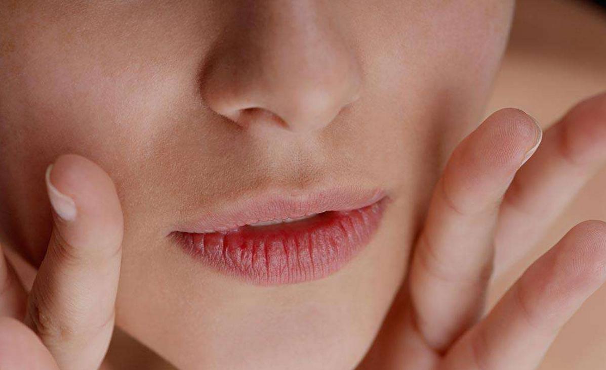 下巴长小小的白色颗粒状疙瘩,七岁小孩下巴有白色小疙瘩