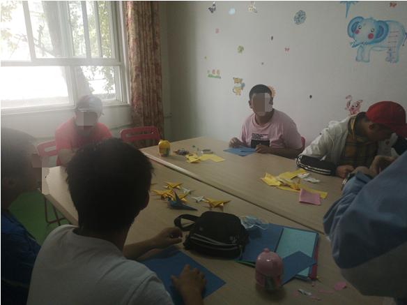 纸飞机飞向温暖，踢足球凝聚真情