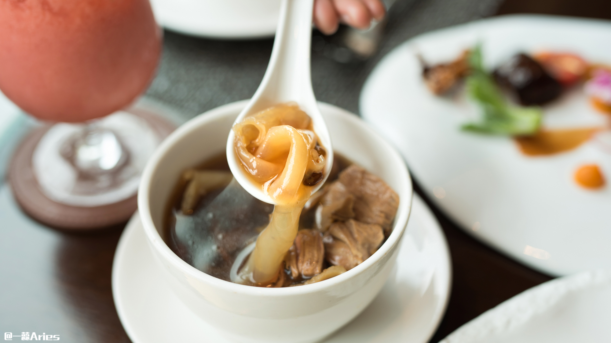 来澳门感受一下紫醉金迷,澳门一天游必去的美食街