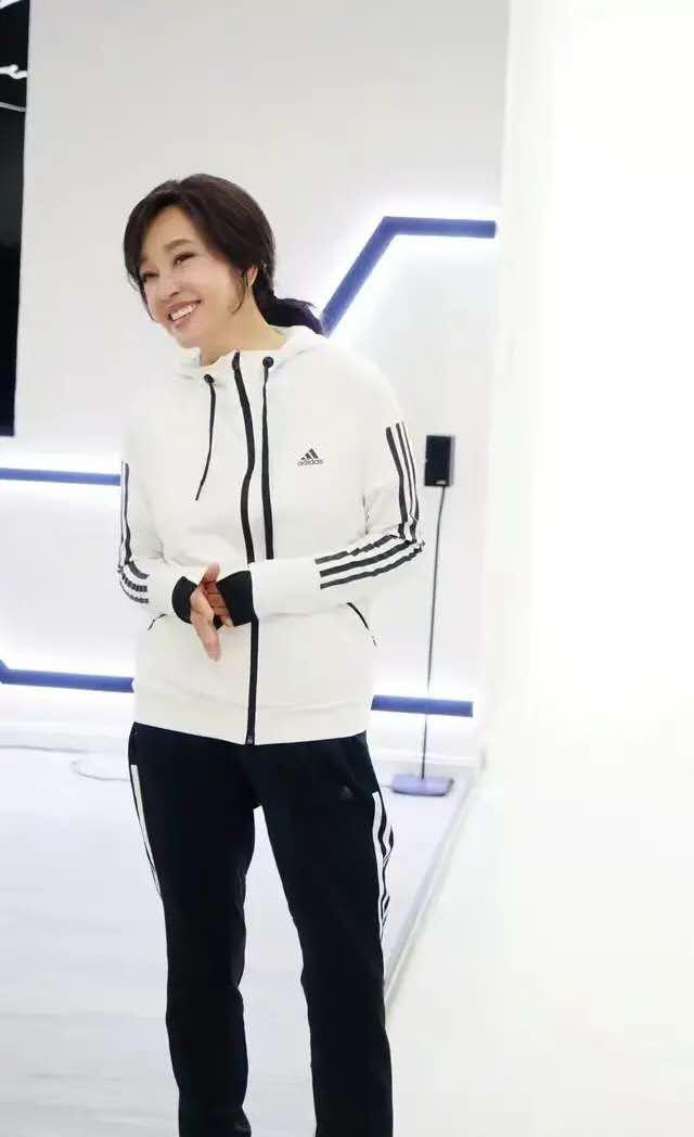 刘晓庆早年照曝光一袭红裙风,刘晓庆装嫩原视频