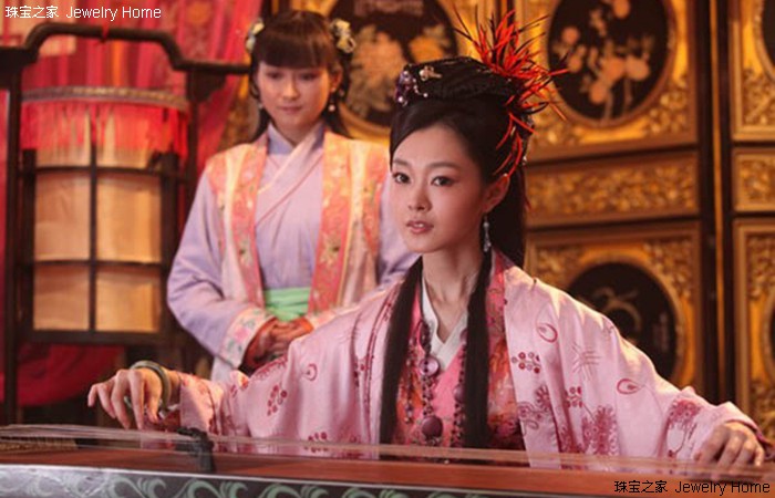 这位演技总能反超女一的配角，如今珠宝品位也耐人寻味