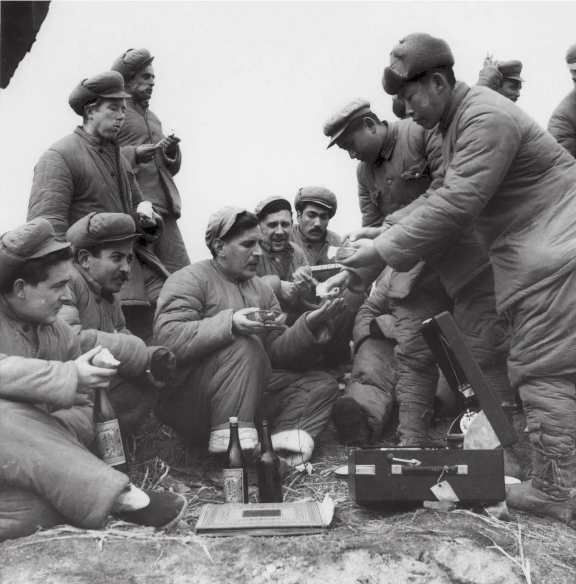 圣诞晚会上，碧潼战俘营的“联合国军”战俘们高呼：志愿军万岁