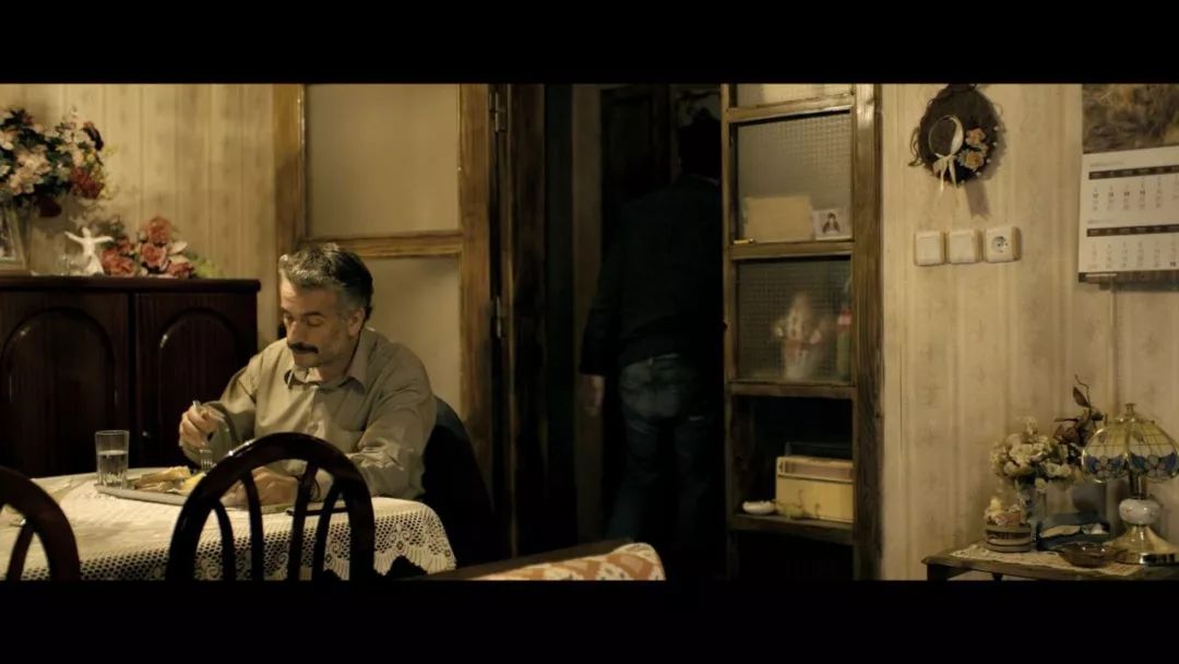 导演拒绝删减任何镜头!片长3小时,生生扯下了理想主义的遮羞布