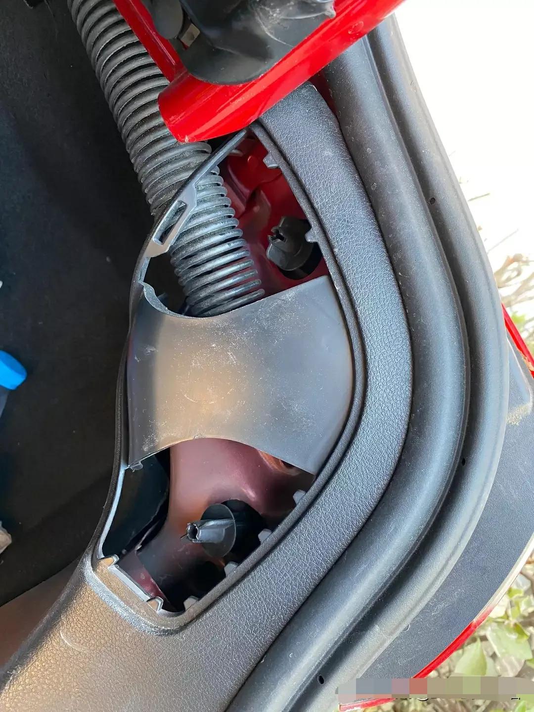 下雨电动车开大灯就不走怎么回事,电动车一开大灯就不走