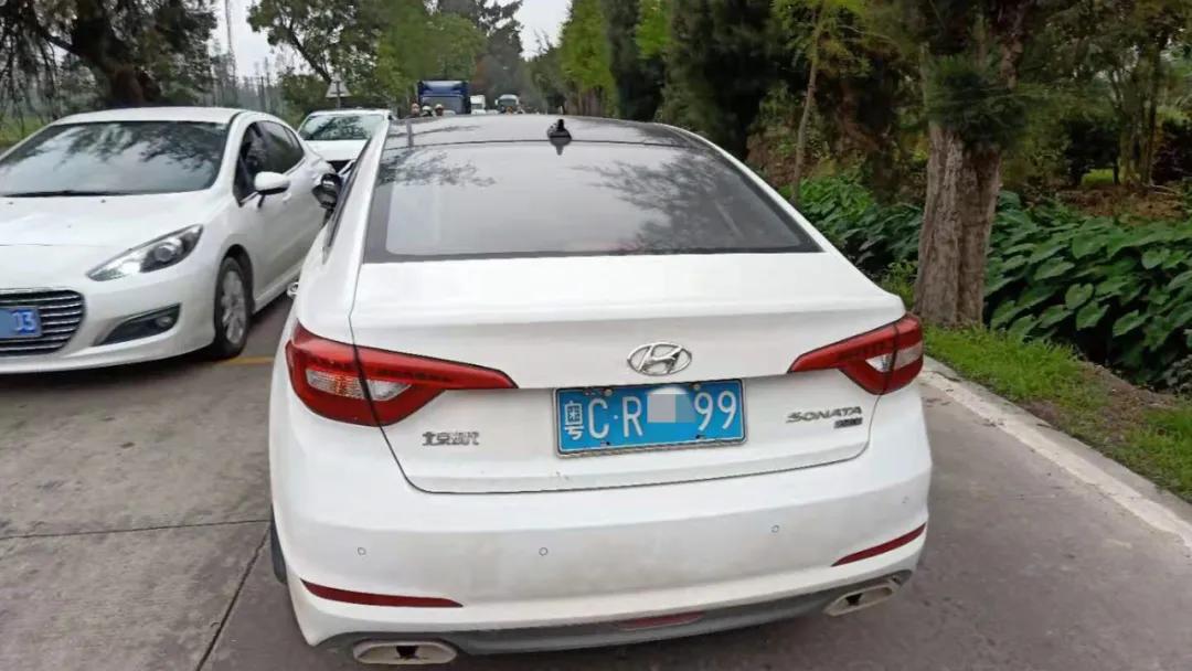 斗门老司机开宝马失误跌落鱼塘！河水灌入车内危在旦夕！急中生智“神”操作脱险！