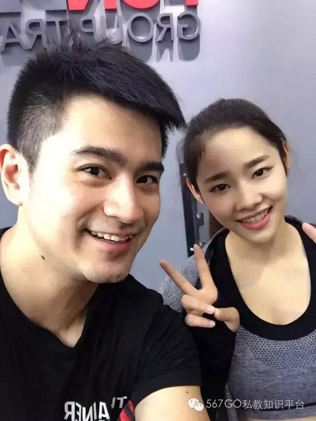 教练帮学员做拉伸动作教学,女教练教拉伸