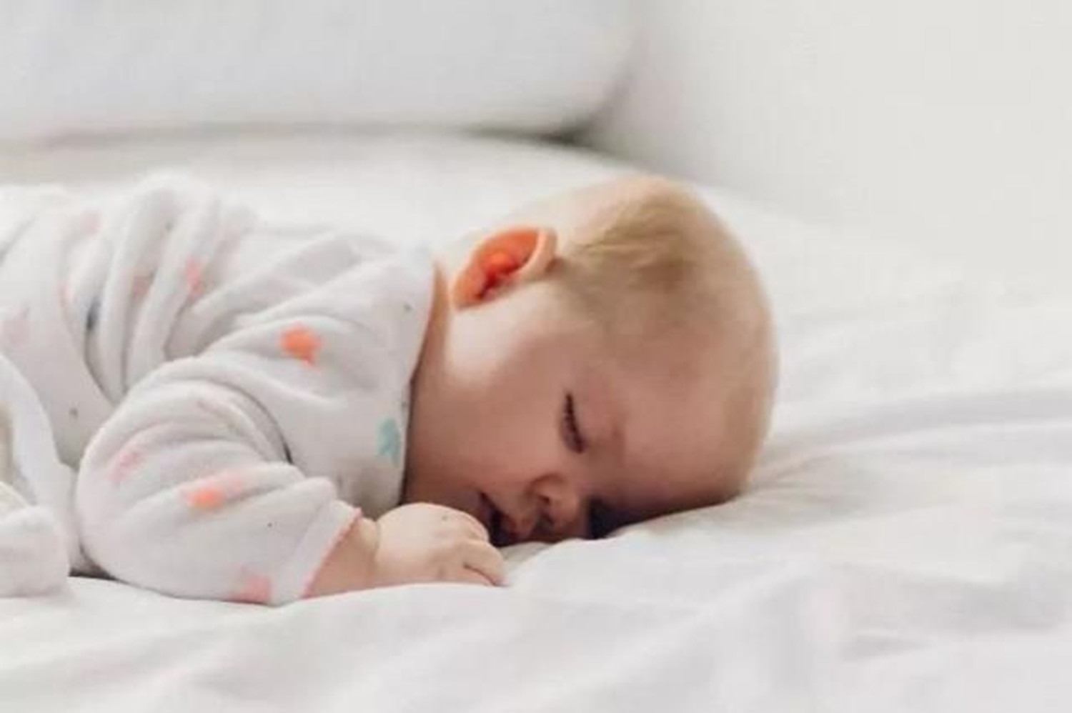 宝宝总喜欢趴着睡要不要干预,宝宝为什么喜欢趴着睡