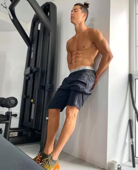 c罗和女朋友游泳,37岁c罗自律身材