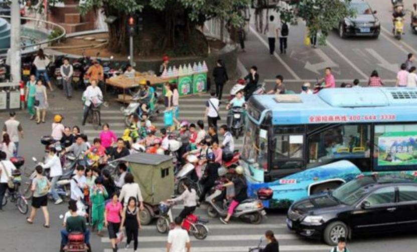 电动车闯红灯撞上叉车谁的责任,电动车闯红灯导致后面车辆追尾